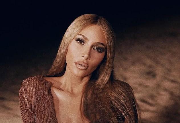 卡戴珊近期发型,卡戴珊发型黑长直