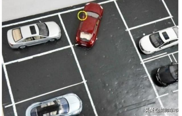 倒车入库两边都有车怎么能倒进去,倒车入库怎么看两边车身是否扫线