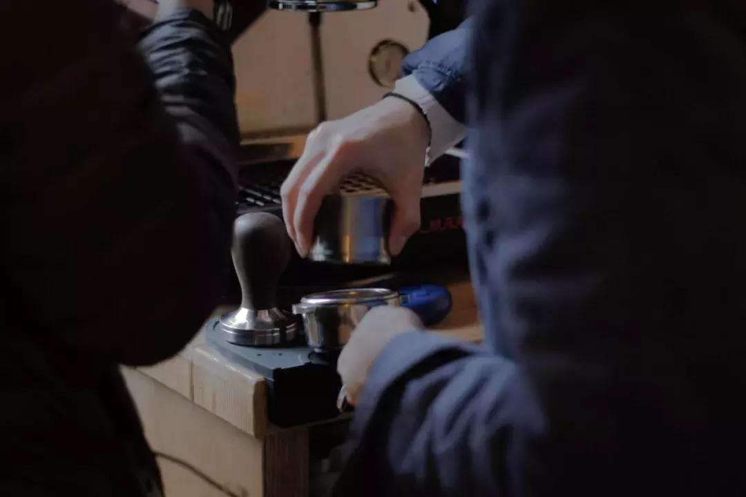 我们找到了重庆最用心的咖啡师，就在这间10㎡的小店里