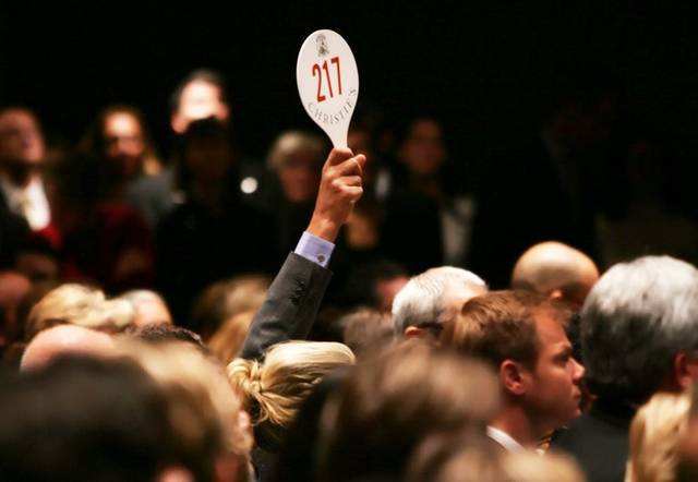 九旬老太厨房挂一幅画,熏了50年,油渍斑斑,专家鉴定后卖1.9亿