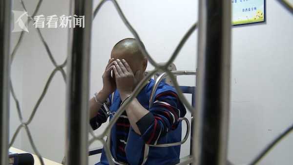 女子走路上突遭辣椒粉撒脸接着脖子一痛金项链没了...