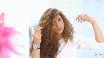 卷发睡一觉如何不变形,烫的卷发怎么绕着打理