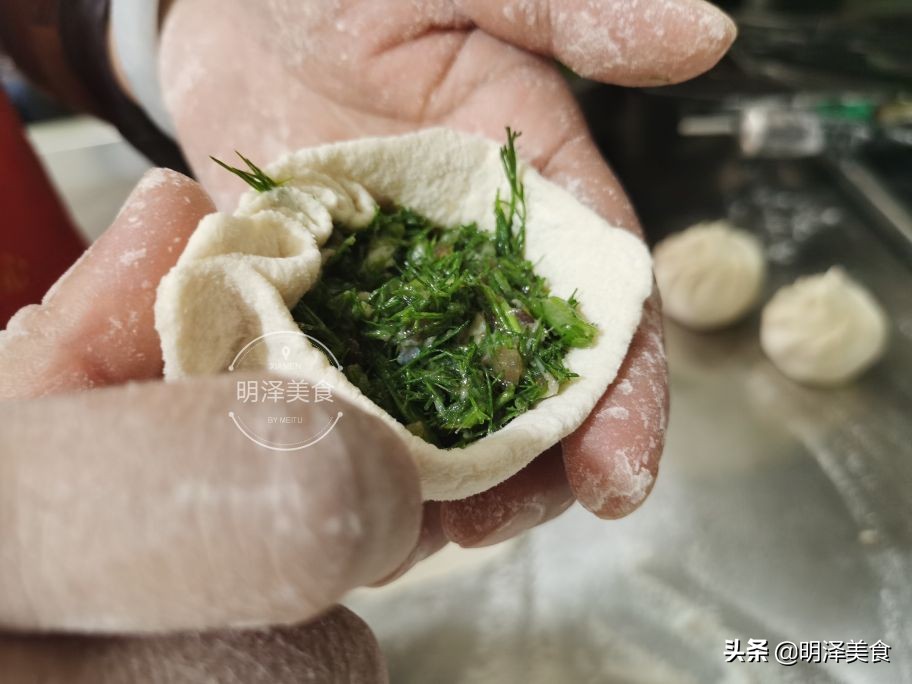 这种蔬菜很少生虫，用它做馅蒸包子，味道鲜香，我一次能吃四五个