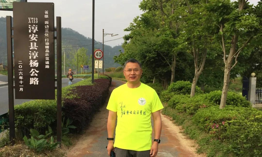 56岁老人跑步10年战胜癌症,他靠跑步走出人生低谷