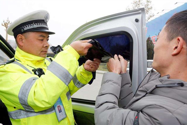 面包车贴太阳膜要罚多少钱,面包车贴膜被罚