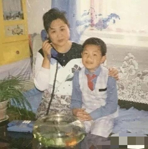 他曾离家出走,街头卖唱,今靠《屌丝男士》走红,屌丝逆袭成导演