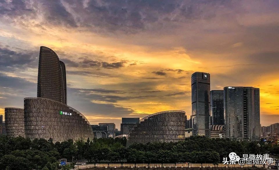 小镇青年月薪4000背过万的包,月薪4000的小镇青年