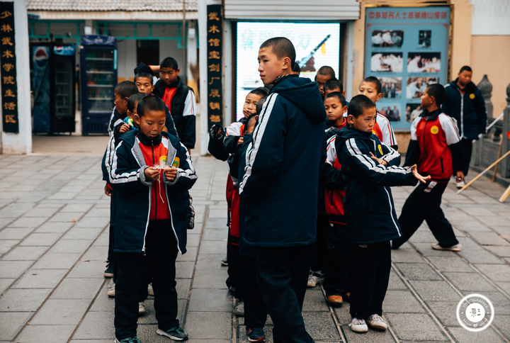 这里的孩子大多从6岁习武,他拍下河南少林寺一所鲜为人知的武校