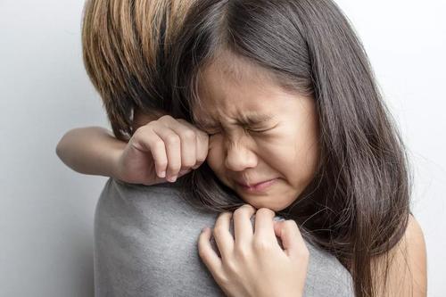 孩子喜欢“摸奶睡”，妈妈不忍拒绝会留隐患，身体界限要从小教