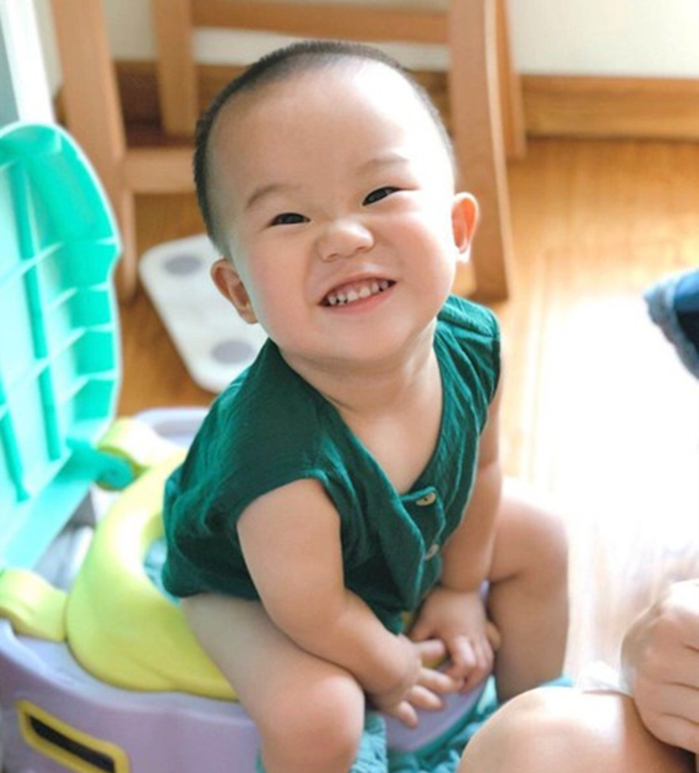 还在起夜给宝宝把尿？宝妈不仅无法一夜好眠，对宝宝的危害也很多