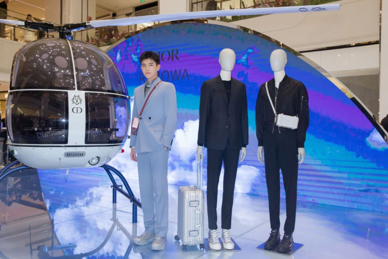 Kylie把公司卖了6个亿？DIORandRIMOWA小箱子终于可以背上身！「每周时报」