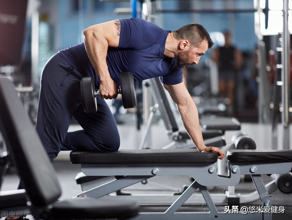 只需一个动作锻炼全身肌肉,一副哑铃怎么锻炼手部肌肉