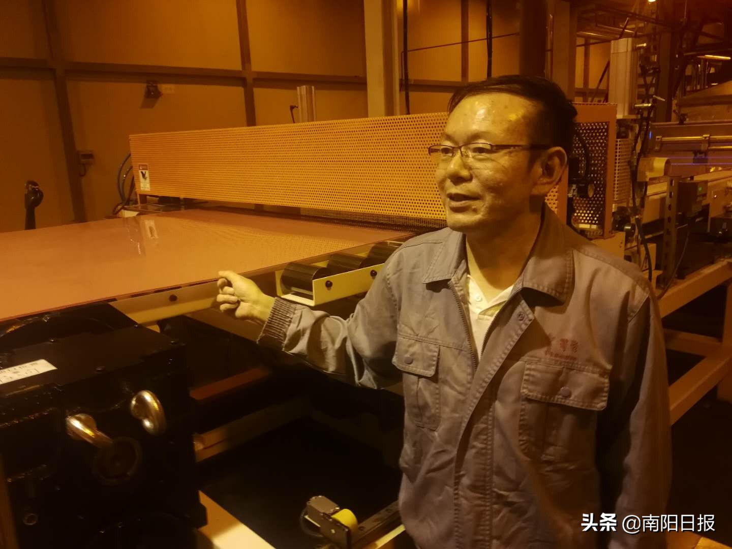 在他的带领下,设计并建设了国内第一条柔性树脂版生产线——黄黎明:科技创新路上的“探索者”