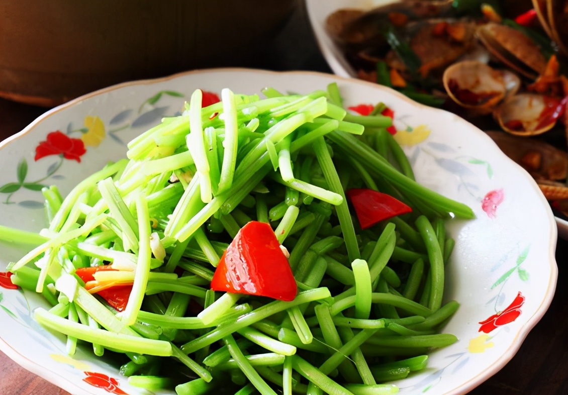 红薯藤的逆袭：曾被弃用来喂猪，如今成“蔬菜皇后”，3元一把