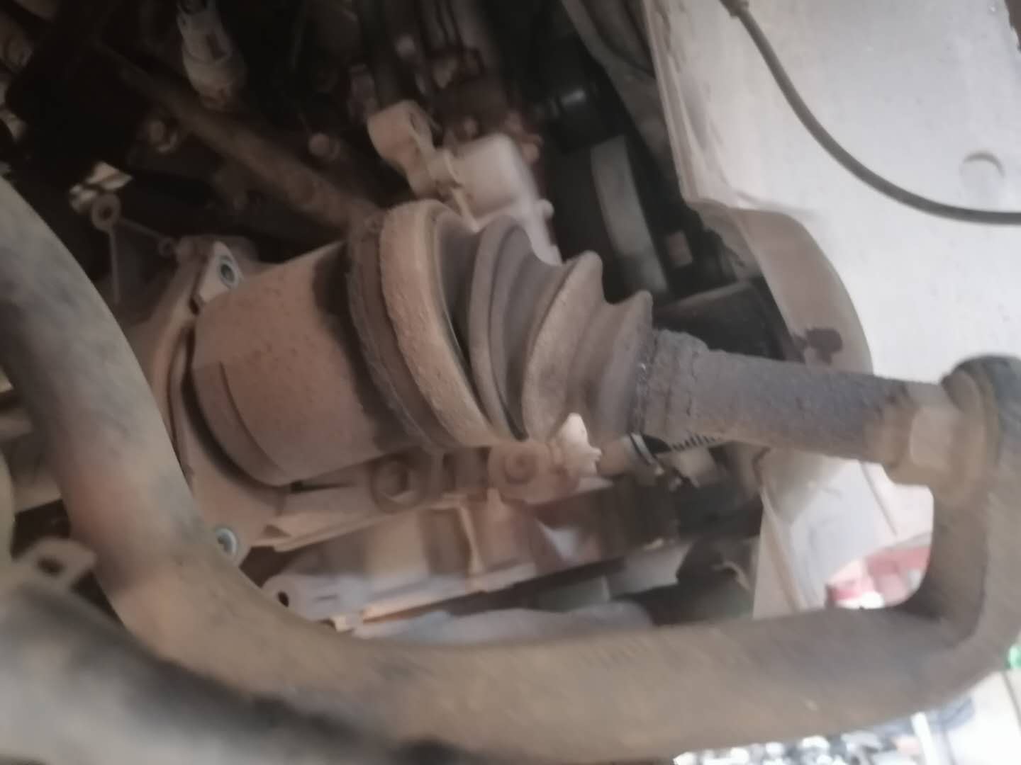 奇骏半轴球笼漏油的后果,奇骏半轴球笼坏了