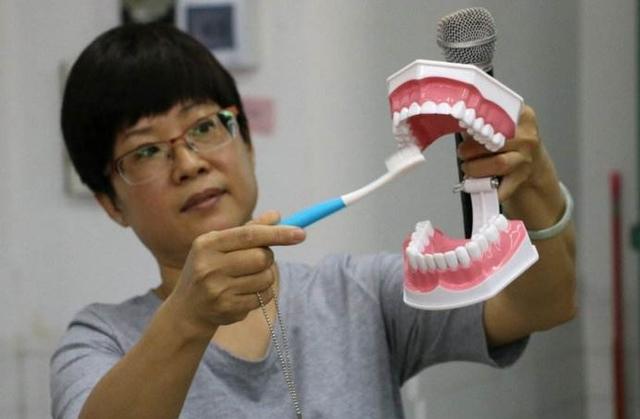 每天刷2次牙还有黑洞?:用“此方法”刷牙,没黑洞才怪呢!