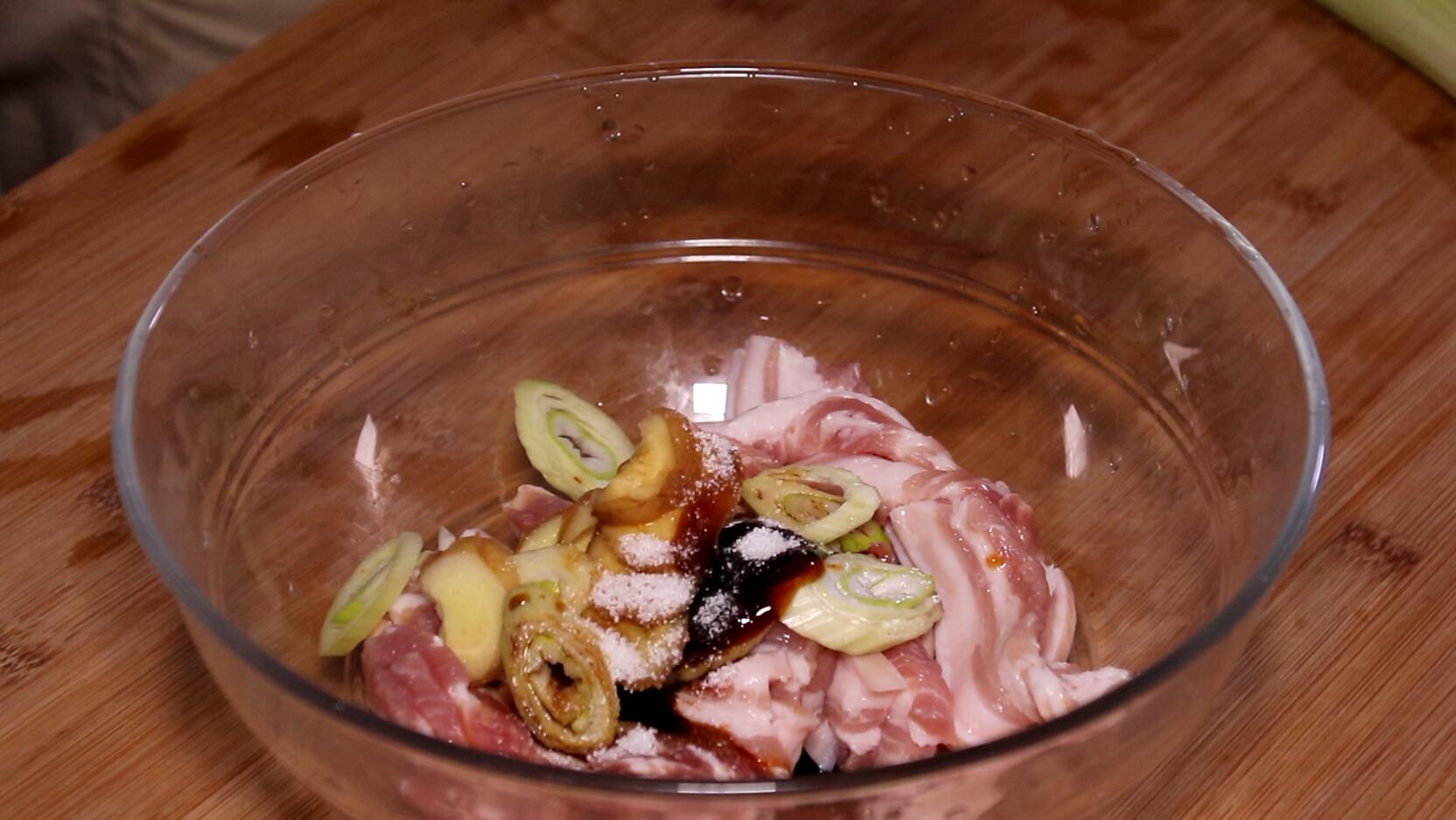 炒瘦肉直接下锅炒,猪瘦肉干硬怎么煮软