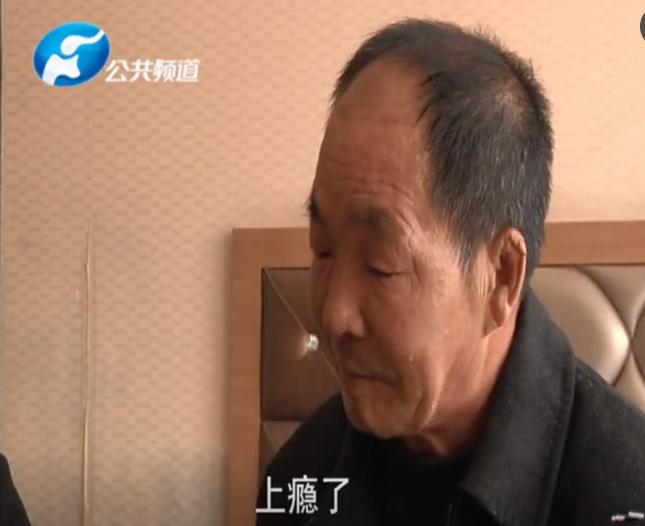 妻子用铁链将丈夫“锁”在床上，老母亲哭着：救救俺儿吧