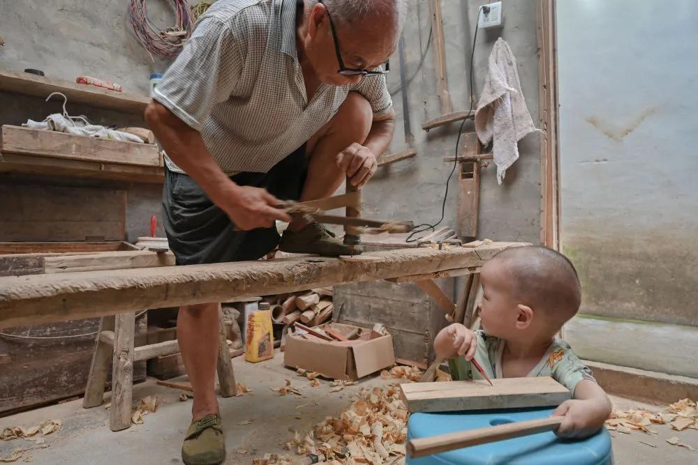 木制工艺品获央视点赞、手制包秒杀爱马仕、螳螂车羡煞万人……