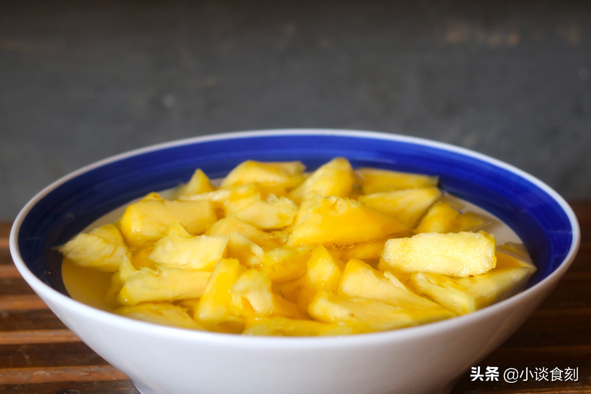 用盐水泡菠萝的正确方法,用盐水泡菠萝正确方法