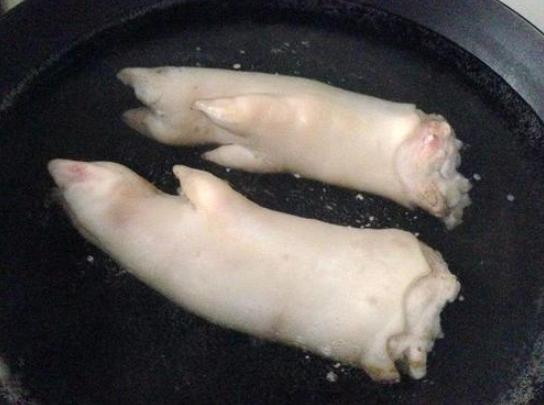 酱猪蹄的家常做法软烂视频,年夜饭酱猪蹄这样做软烂入味