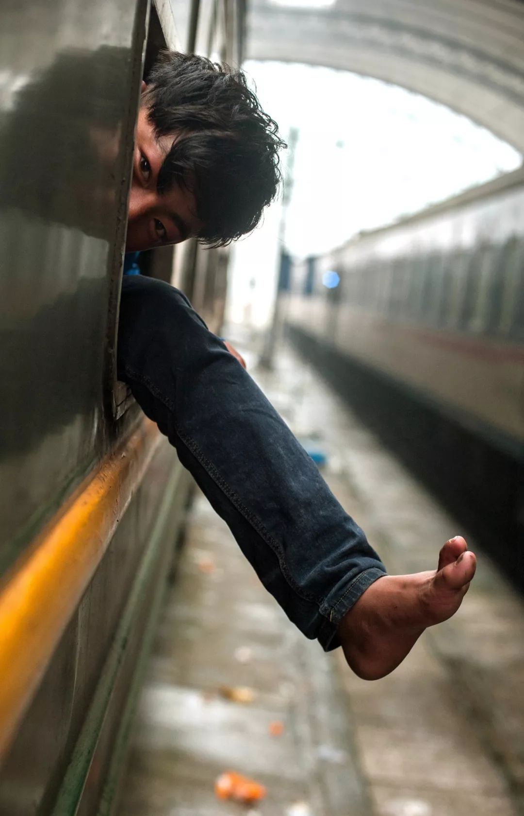 孩子坐绿皮火车看人世百态,绿皮火车才能反映生活百态