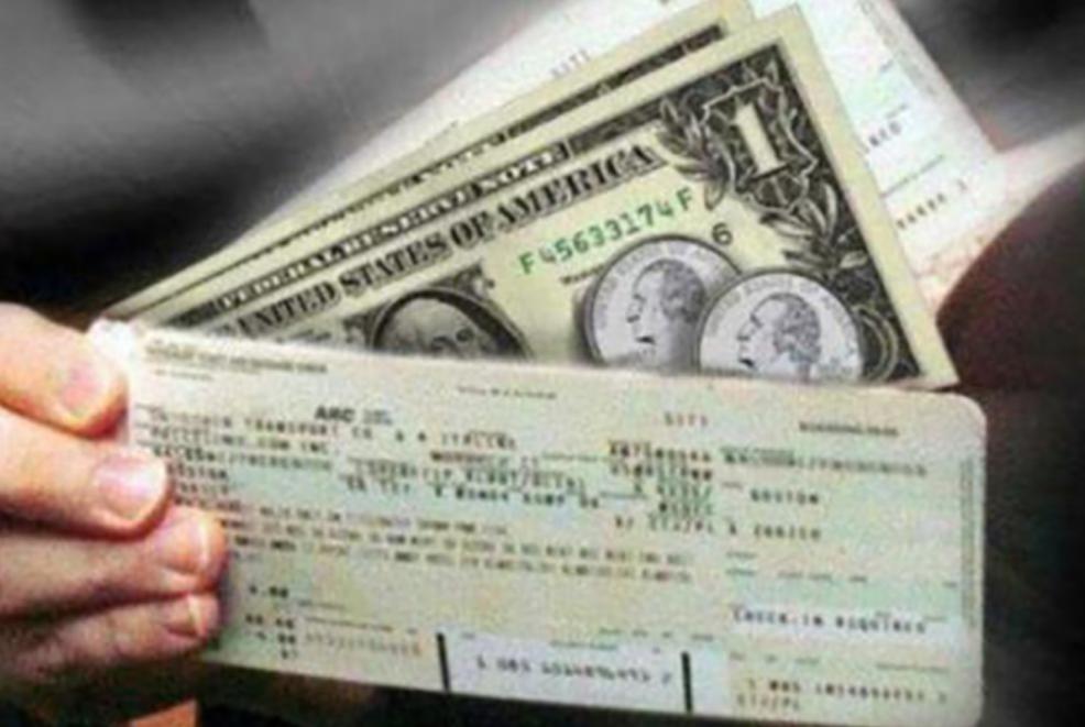 他花25万买一无限次机票，被嘲笑20多年，今航空公司十分头疼