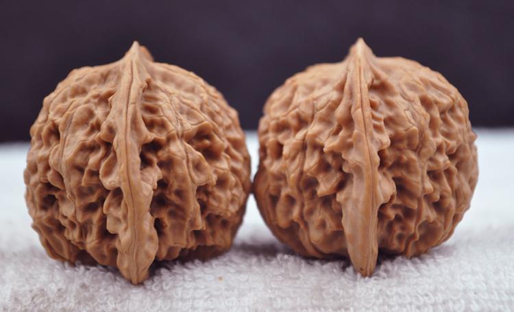 正确盘玩核桃的方法,盘核桃的正确方法和技巧