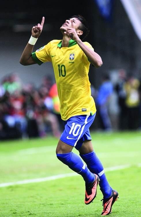 三位最赚钱的足球运动员,2015最优秀的足球运动员