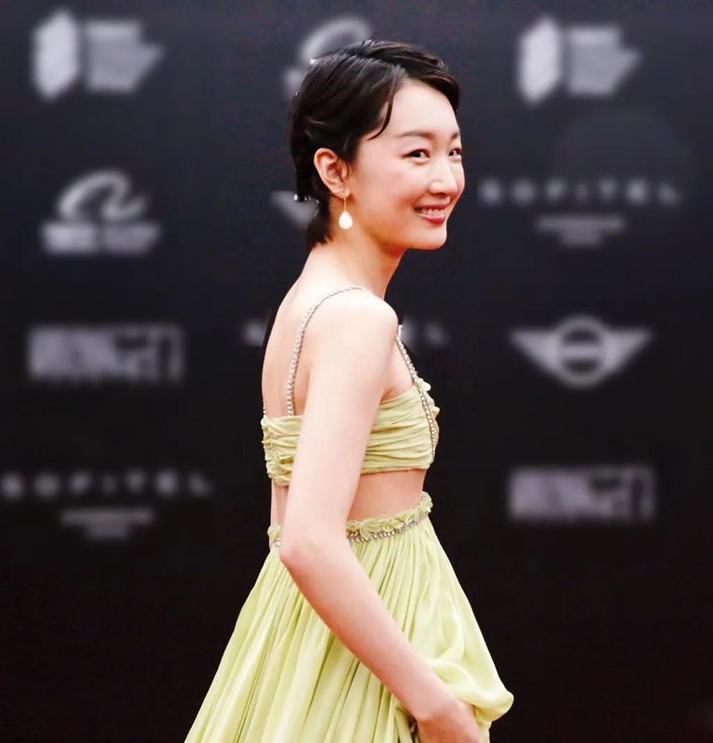 盘点明星红毯尴尬名场面,暴露身材的缺陷