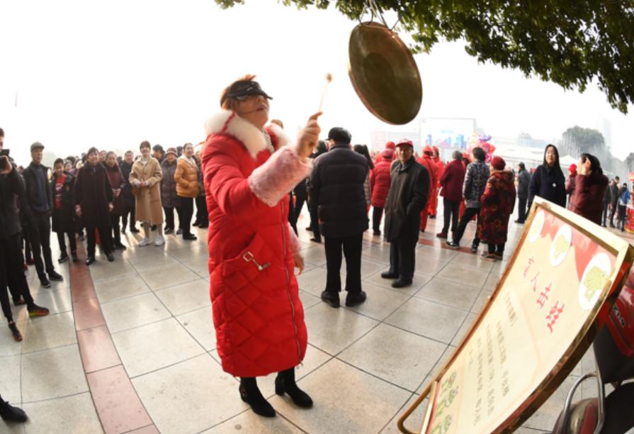 广元市老城小西街嘉陵广场,看看广场有多热闹
