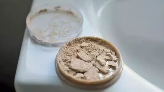 如何修复烂了的口红,口红碎了修复的最佳方法