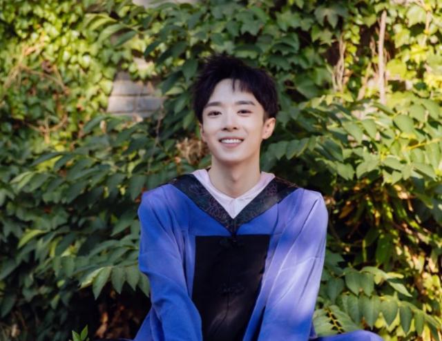 有种毕业照叫“人生赢家”，独苗男生成“新娘”，49个女生伴新郎