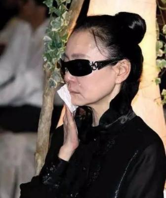 她是范冰冰的恩人，曾被抛弃流产不育，中年又意外丧夫，悲惨一生