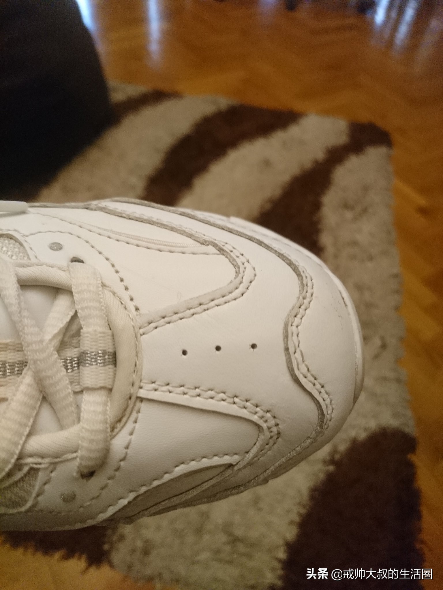 板鞋鞋面折痕黑印怎么去除,怎么去除鞋头褶皱妙招
