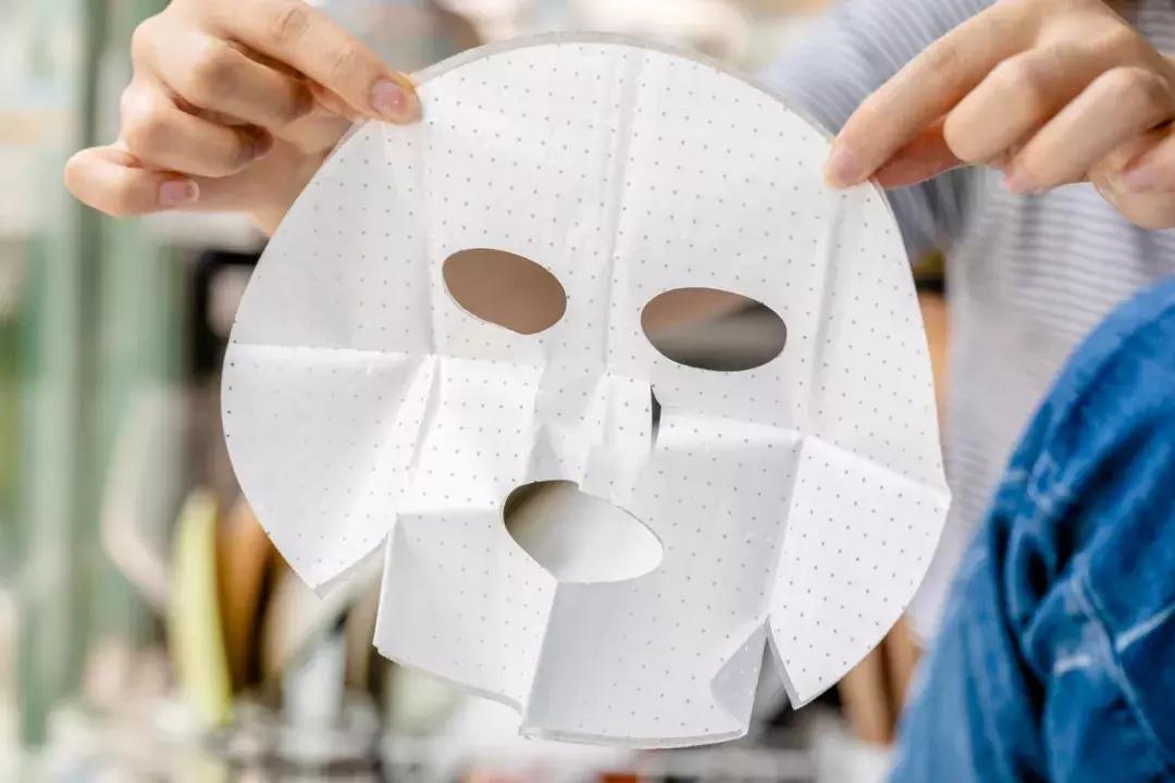 面膜里的塑料纸有什么用,有塑料纸的面膜的正确使用方法