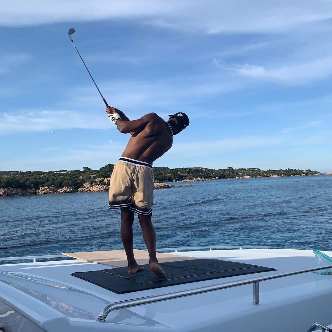 保罗打高尔夫球,保罗晒照