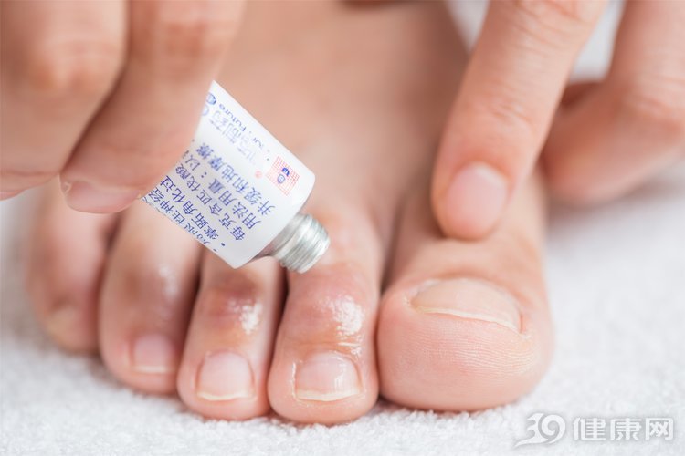 脚气脚臭洗脚水里放什么,用什么洗脚治脚气脚臭