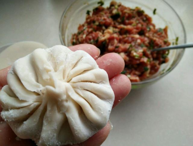 水煎包用的是淀粉水还是面粉水,水煎包用淀粉酥脆还是面粉