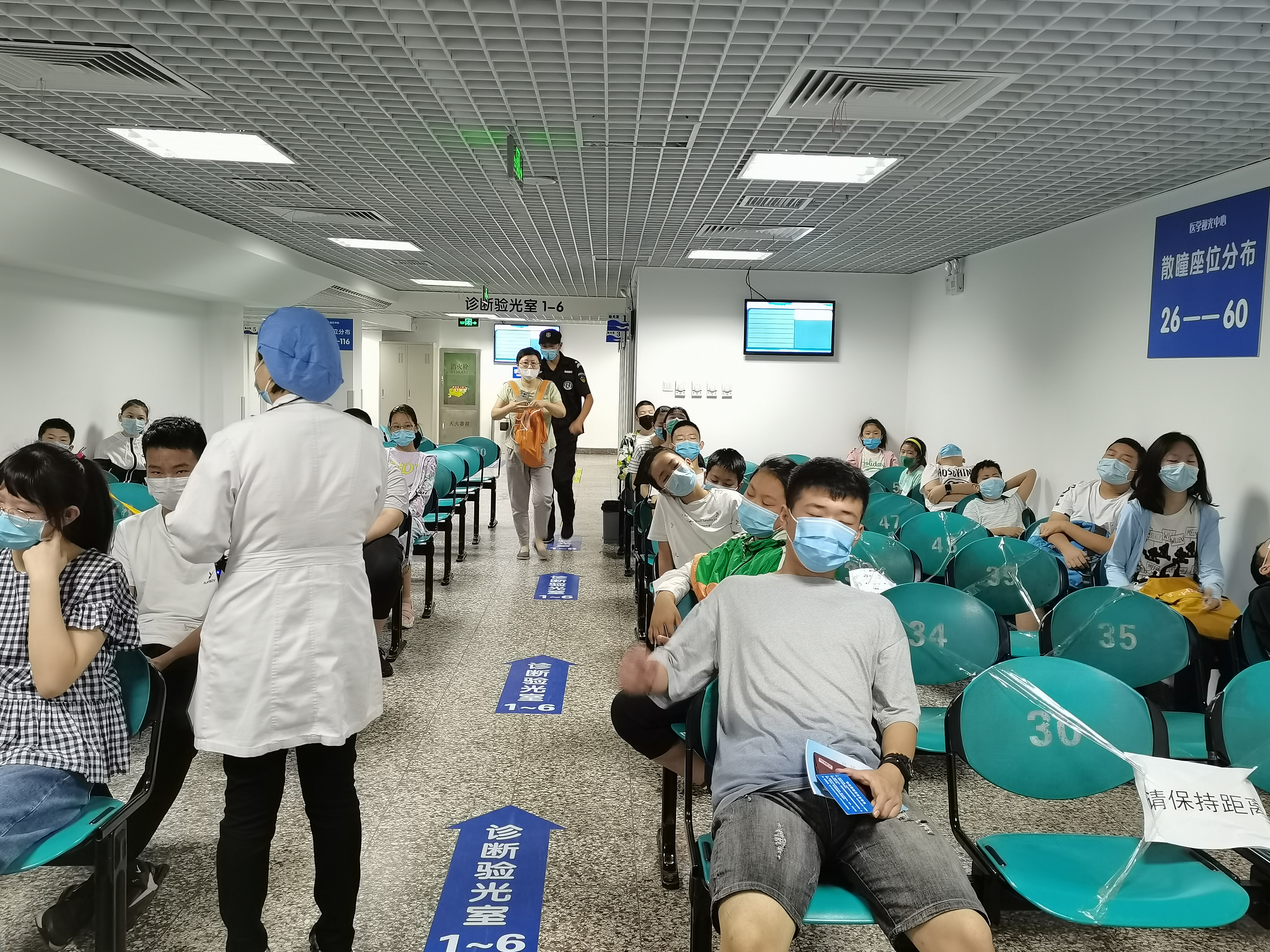 孩子刚上学就近视,孩子近视在网上配镜还是店里配镜