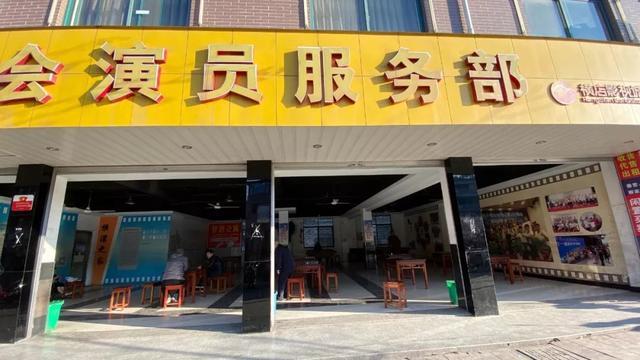 兼职“车模”，横店群演的AI新工作|甲子光年