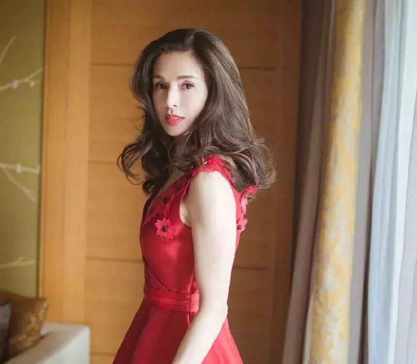 56岁的李若彤怎么保持身材的,小龙女李若彤健身前后对比
