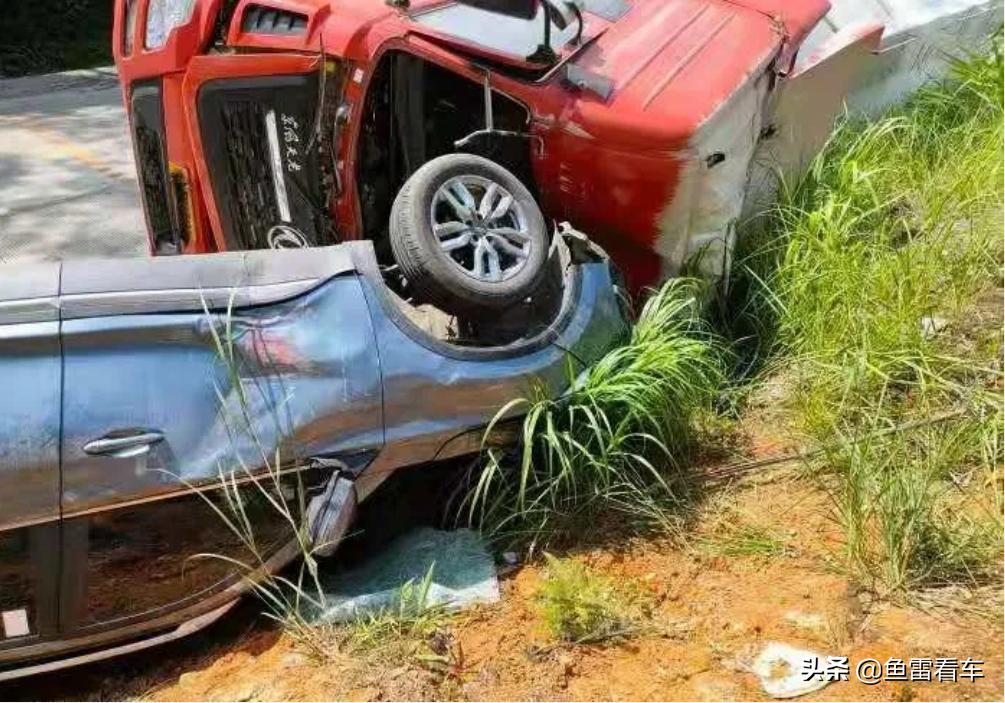 角度刁钻，奇瑞瑞虎5x碰撞重卡车顶，网友：跑山路累了躺下休息