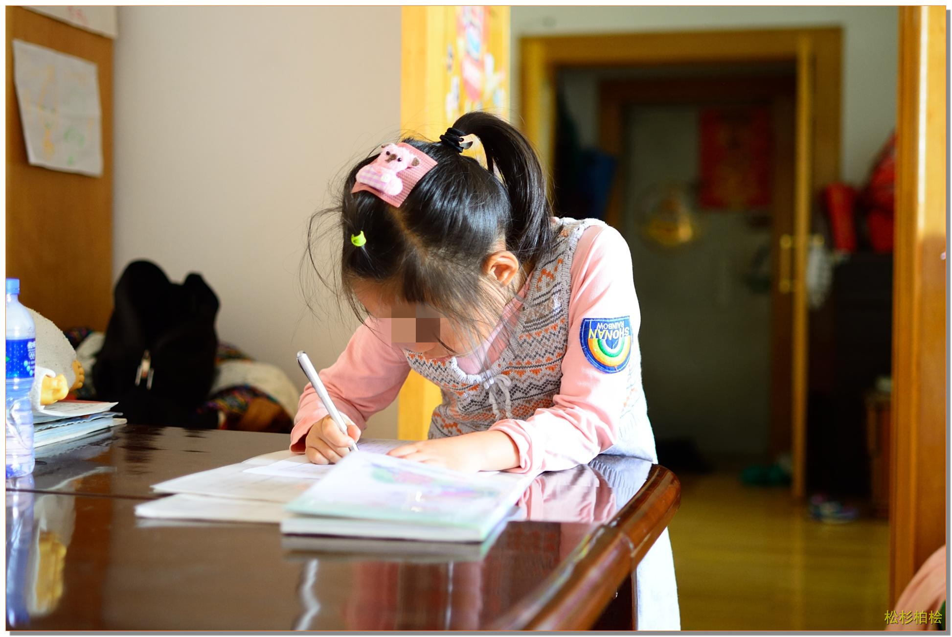 小学生写作业的千奇百怪姿势,小学生正常写作业姿势