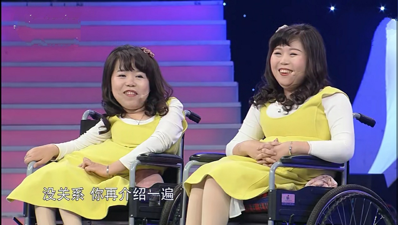 “曼曼姐妹”自幼患病，父亲早逝，母亲独自照顾两姐妹成才