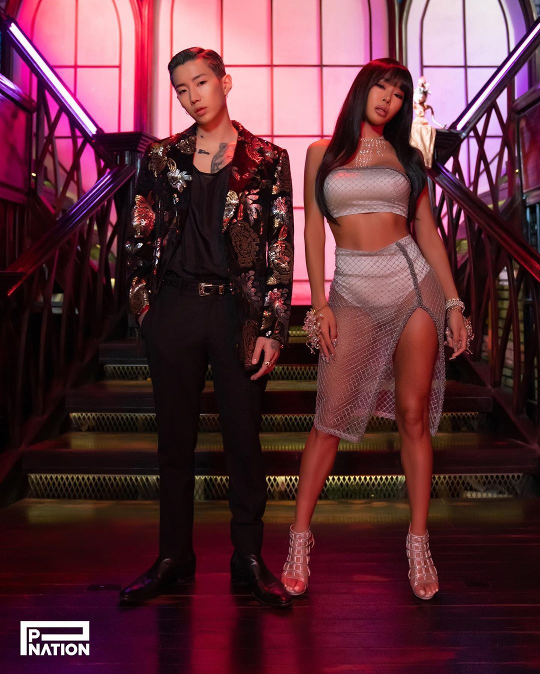 韩国性感歌手公开承认隆胸：我花自己的钱，凭什么不能露