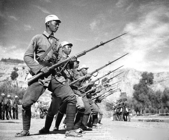 新兵入伍致敬退伍老兵,新兵入伍后100条忠告