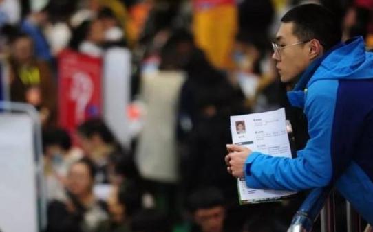 华中师范大学研究生，只因所学专业没选对，毕业后无奈选择卖鸡爪