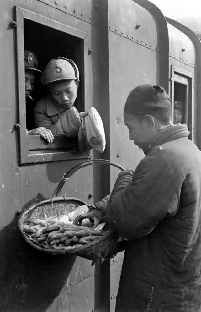 21张罕见的历史老照片：1931年在英国街头香烟贩卖机，投一币一支