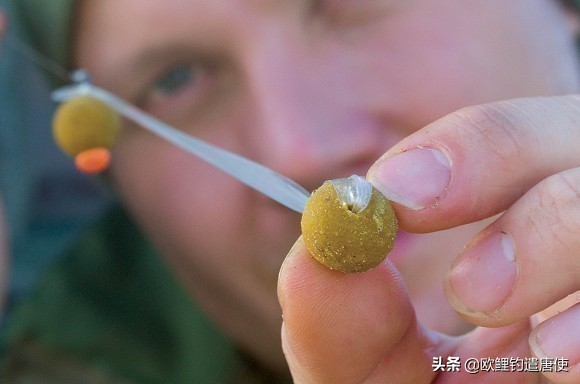 外国人钓鱼打窝技巧,老外用超大饵钓鱼